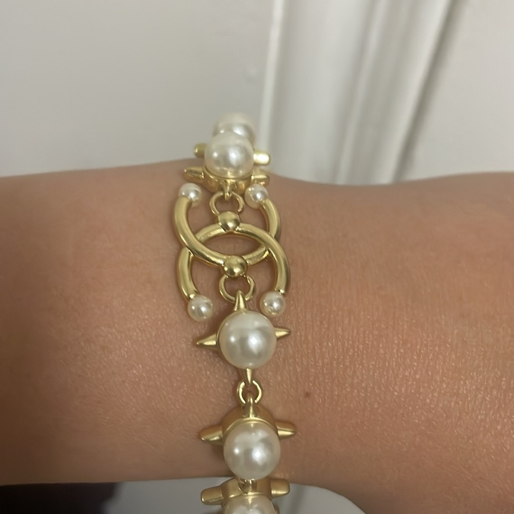 Gold and White Bracelet with Elegant Design